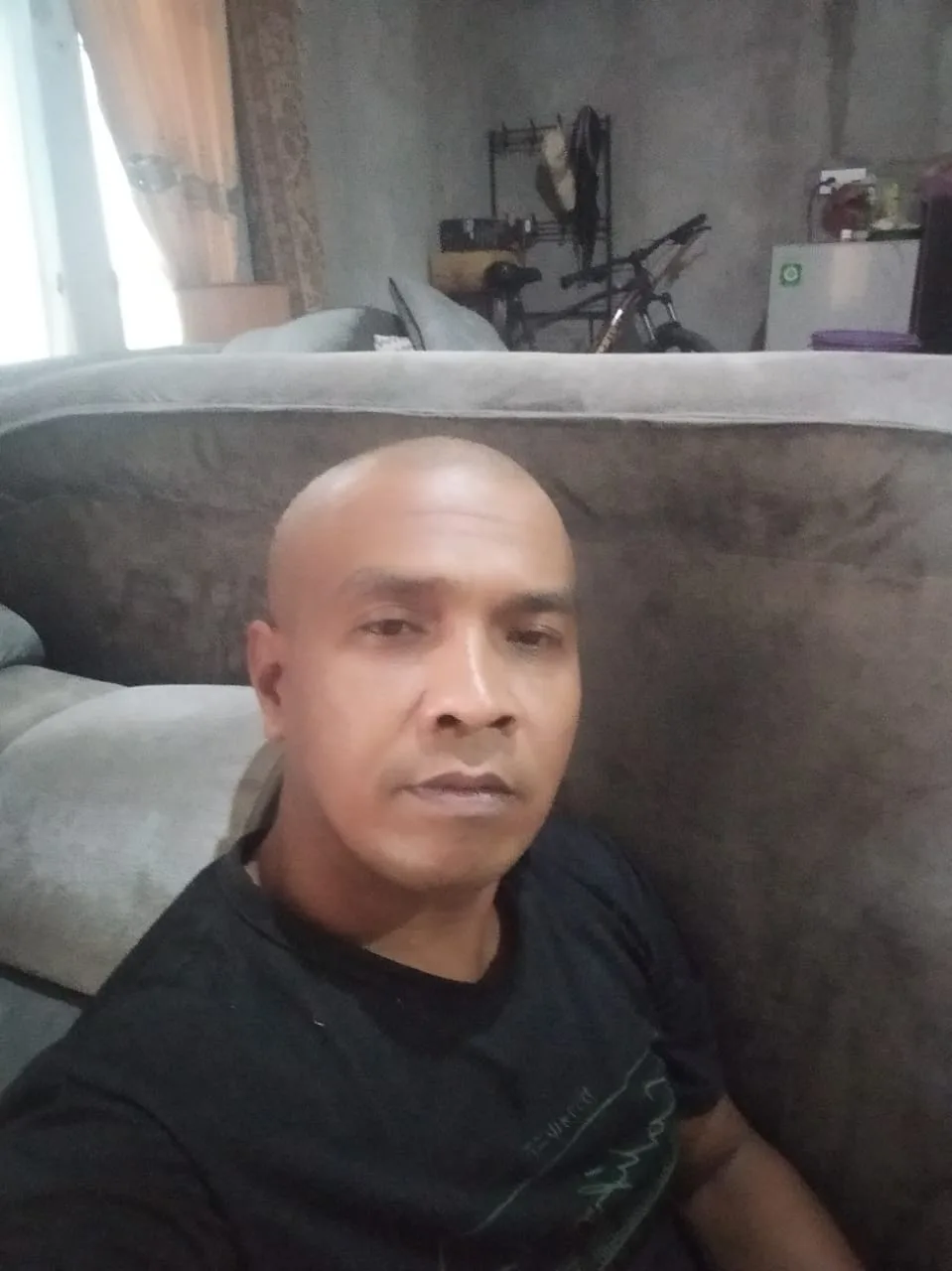 Suheri, salah satu simpatisan Prabowo -Gibran usai mencukur rambutnya hingga gundul. (DETAIL/ist)