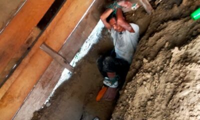 Pelaku usai diamankan warga dan dimasukan ke dalam lubang galiannya sendiri. (DETAIL/ist)