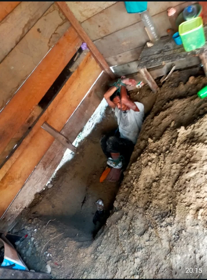 Pelaku usai diamankan warga dan dimasukan ke dalam lubang galiannya sendiri. (DETAIL/ist)