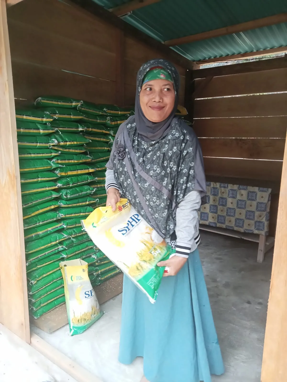 Warga masih bisa tersenyum saat beras SPHP tersedia di RPK, dengan harga terjangkau. (DETAIL/Daryanto)
