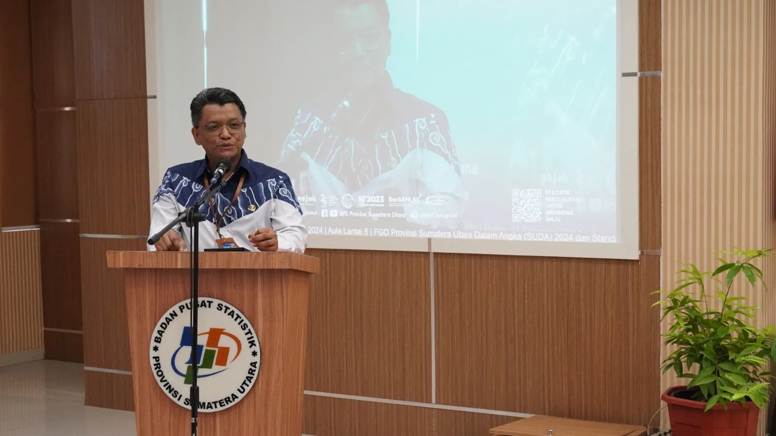 Kepala BPS Sumut, Nurul Hasanudin bersama perwakilan lintas sektoral di Sumatera Utara foto bersama di sela kegiatan FGD SUDA 2024 dan Standar Pelayanan Statistik Terpadu, di ruang Lt.5 Gedung BPS Sumut, Jl. Asrama Medan, beberapa waktu yang lalu. (DETAIL/ist)