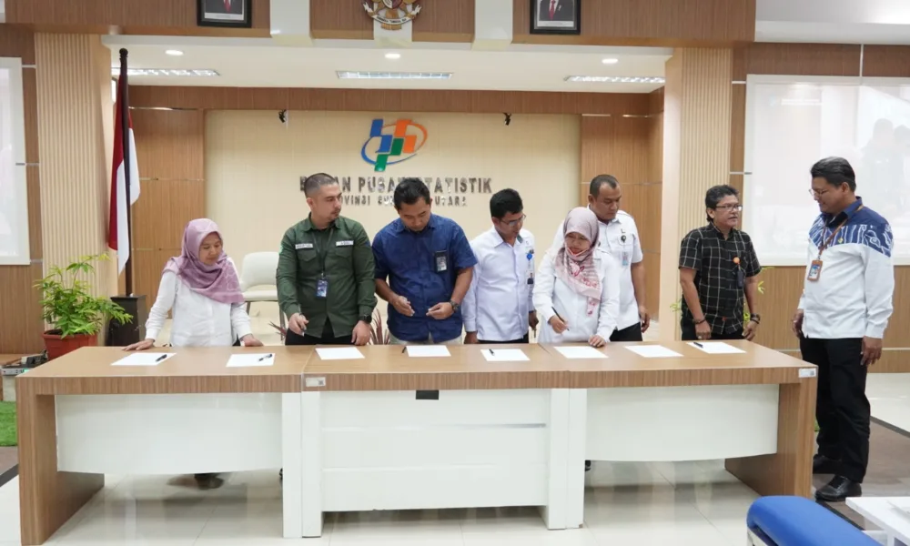 Kepala BPS Sumut, Nurul Hasanudin (kanan berdiri) saat aktif dalam pembinaan statistik sektoral, termasuk sosialisasi SUDA 2024 bebe rapat waktu yang lalu. (DETAIL/ ist)