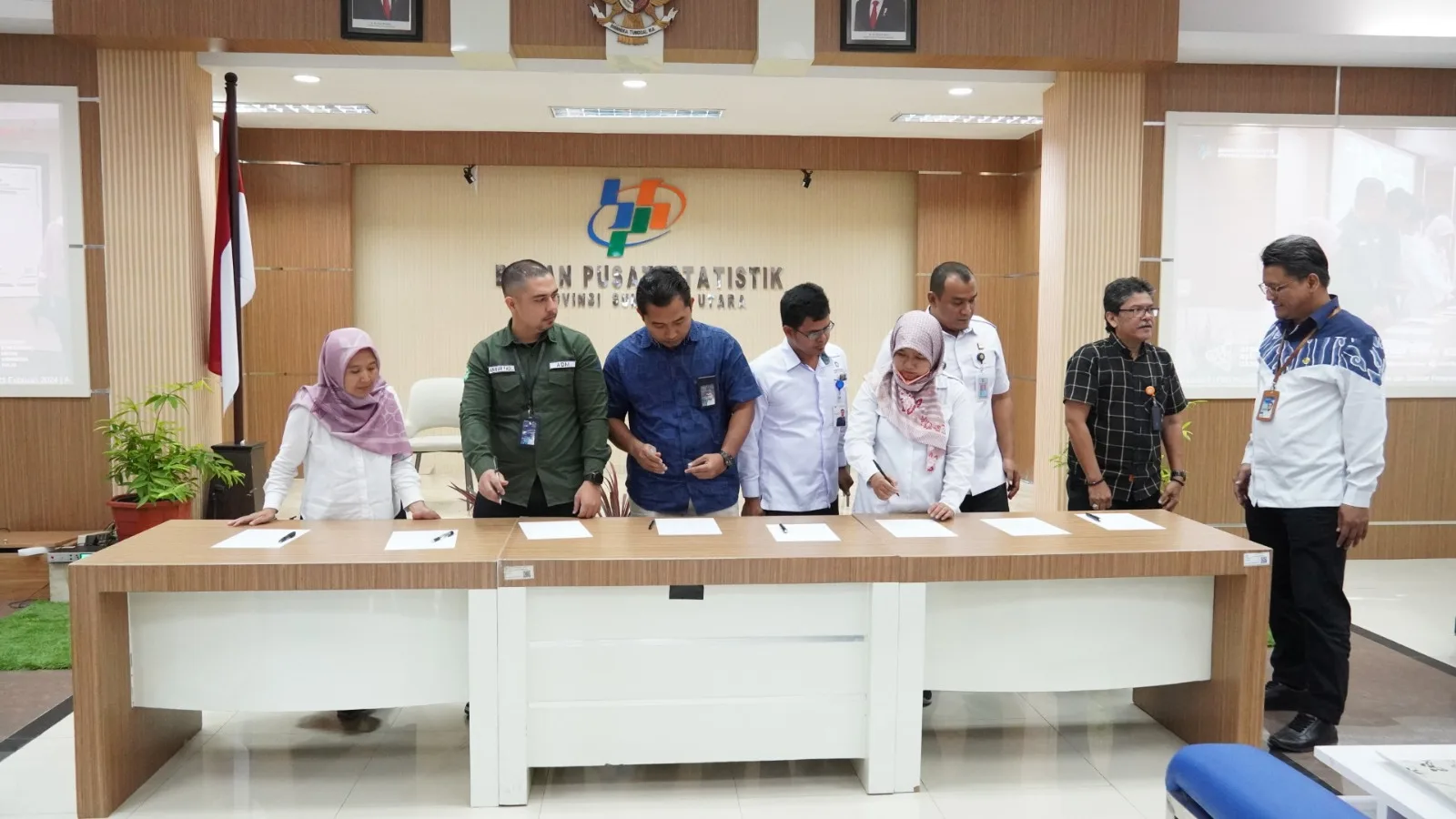 Kepala BPS Sumut, Nurul Hasanudin (kanan berdiri) saat aktif dalam pembinaan statistik sektoral, termasuk sosialisasi SUDA 2024 bebe rapat waktu yang lalu. (DETAIL/ ist)