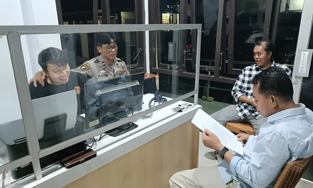 Alek Almenari saat mendampingi kliennya melapor ke Polres Merangin. (DETAIL/ist)