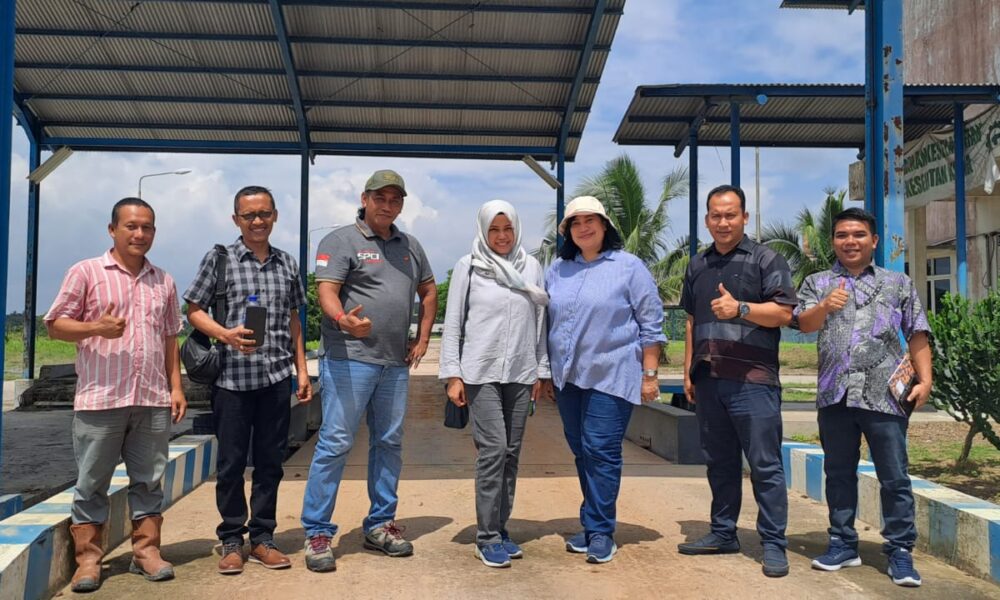 Dua petinggi Bank Negara Indonesia (BNI) yang datang langsung ke pabrik di Muarojambi pada Jumat, 1 Maret 2024. (DETAIL/ist)