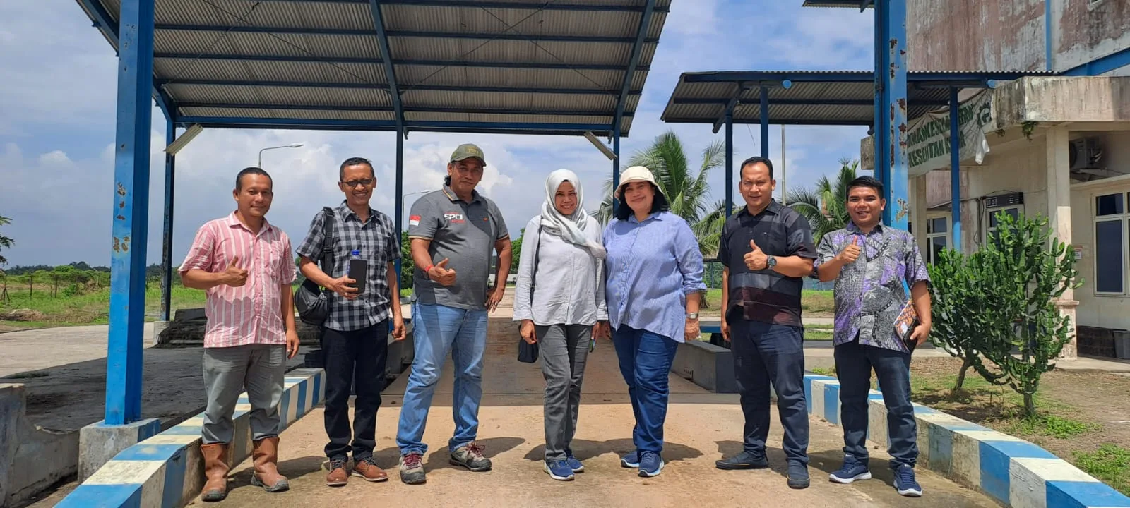 Dua petinggi Bank Negara Indonesia (BNI) yang datang langsung ke pabrik di Muarojambi pada Jumat, 1 Maret 2024. (DETAIL/ist)