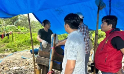 Polisi saat mendatangi lokasi PETI "lubang jarum" di Desa Benteng. (DETAIL/Daryanto)