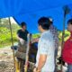 Polisi saat mendatangi lokasi PETI "lubang jarum" di Desa Benteng. (DETAIL/Daryanto)