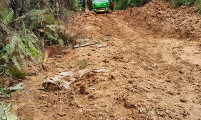Jalan rusak menuju Desa Pulau Bayur, masih tanah merah banyak kendaraan yang terpaksa harus didorong agar bisa keluar dari jalan yang rusak. (DETAIL/Daryanto)