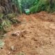 Jalan rusak menuju Desa Pulau Bayur, masih tanah merah banyak kendaraan yang terpaksa harus didorong agar bisa keluar dari jalan yang rusak. (DETAIL/Daryanto)