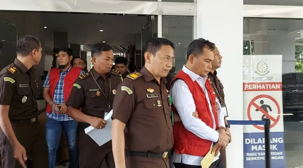 Kejatisu secara resmi menahan Kades Kesehatan Sumut, dr AMH, terkait pengadaan APD saat Covid-19.