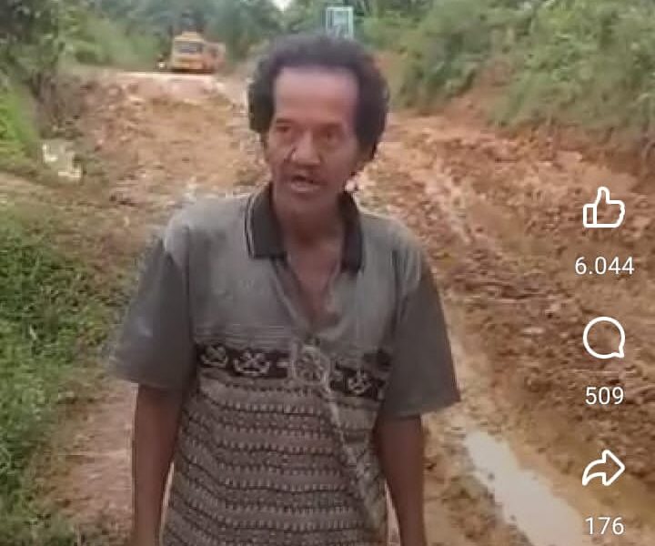 Temenggung Tampung mengancam portal jalan yang rusak akibat jalan dilalui kendaraan perusahaan sawit. (DETAIL/ist)