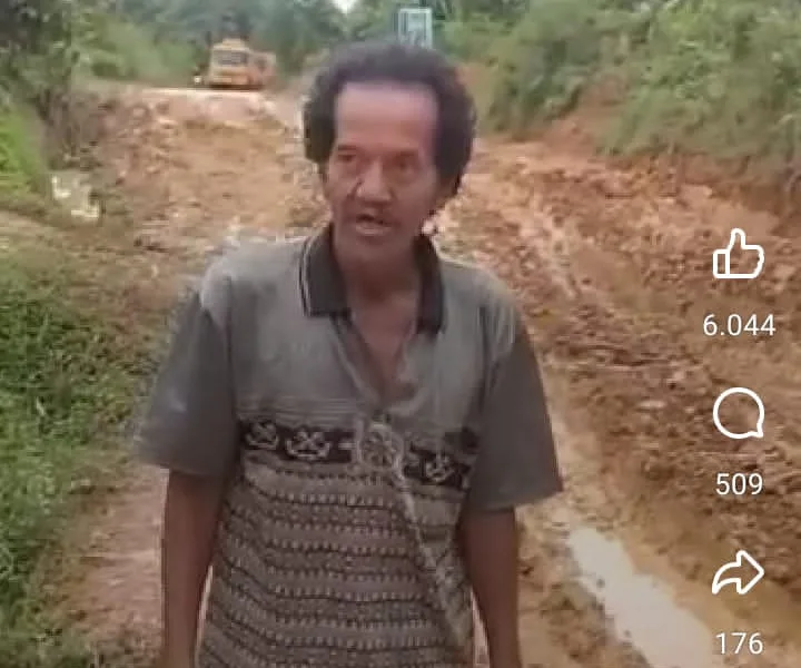 Temenggung Tampung mengancam portal jalan yang rusak akibat jalan dilalui kendaraan perusahaan sawit. (DETAIL/ist)