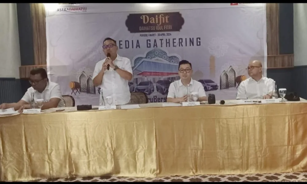 Kepala Daihatsu Jalan Sisingamangaraja Medan, Alex Budiarto, saat berinteraksi dengan wartawan.