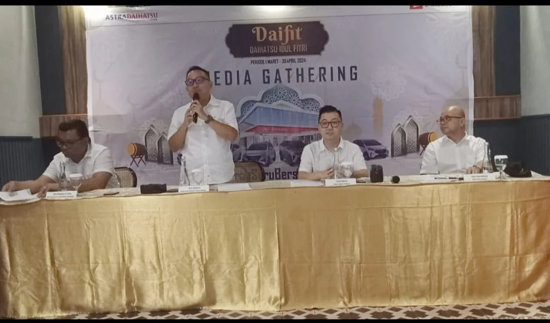 Kepala Daihatsu Jalan Sisingamangaraja Medan, Alex Budiarto, saat berinteraksi dengan wartawan.