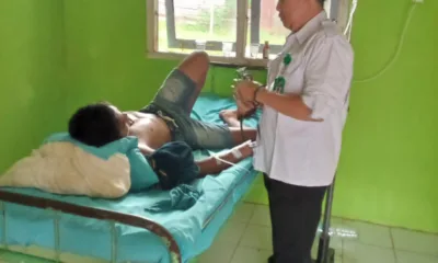 Dr Iin Wibawa saat memberikan pelayanan kesehatan kepada Cariman, salah satu pasien warga SAD yang dirawat inap di Puskesmas Meranti. (DETAIL/Daryanto)