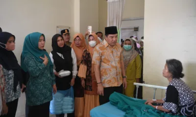 Pj Bupati Merangin, H. Mukti saat membesuk dan mendoakan pasien yang dirawat di RSUD Kolonel Abundjani Bangko. (DETAIL/ist)