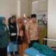 Pj Bupati Merangin, H. Mukti saat membesuk dan mendoakan pasien yang dirawat di RSUD Kolonel Abundjani Bangko. (DETAIL/ist)