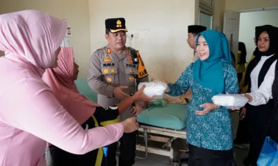 Dr Hj Indria Mayesti Mukti, saat bagi-bagi takjil buka puasa. (DETAIL/ist)