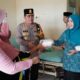 Dr Hj Indria Mayesti Mukti, saat bagi-bagi takjil buka puasa. (DETAIL/ist)