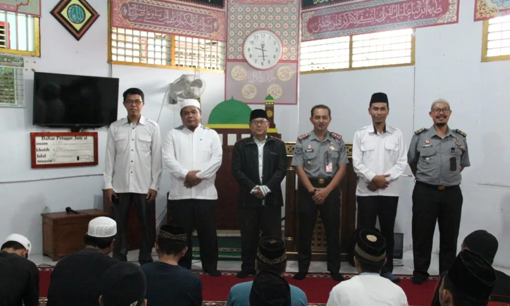 Kalapas Bangko bersama dengan Ustaz dari Kementerian Agama Kabupaten Merangin saat melaksanakan pesantren kilat terhadap warga binaan. (DETAIL/ist)