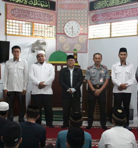 Kalapas Bangko bersama dengan Ustaz dari Kementerian Agama Kabupaten Merangin saat melaksanakan pesantren kilat terhadap warga binaan. (DETAIL/ist)