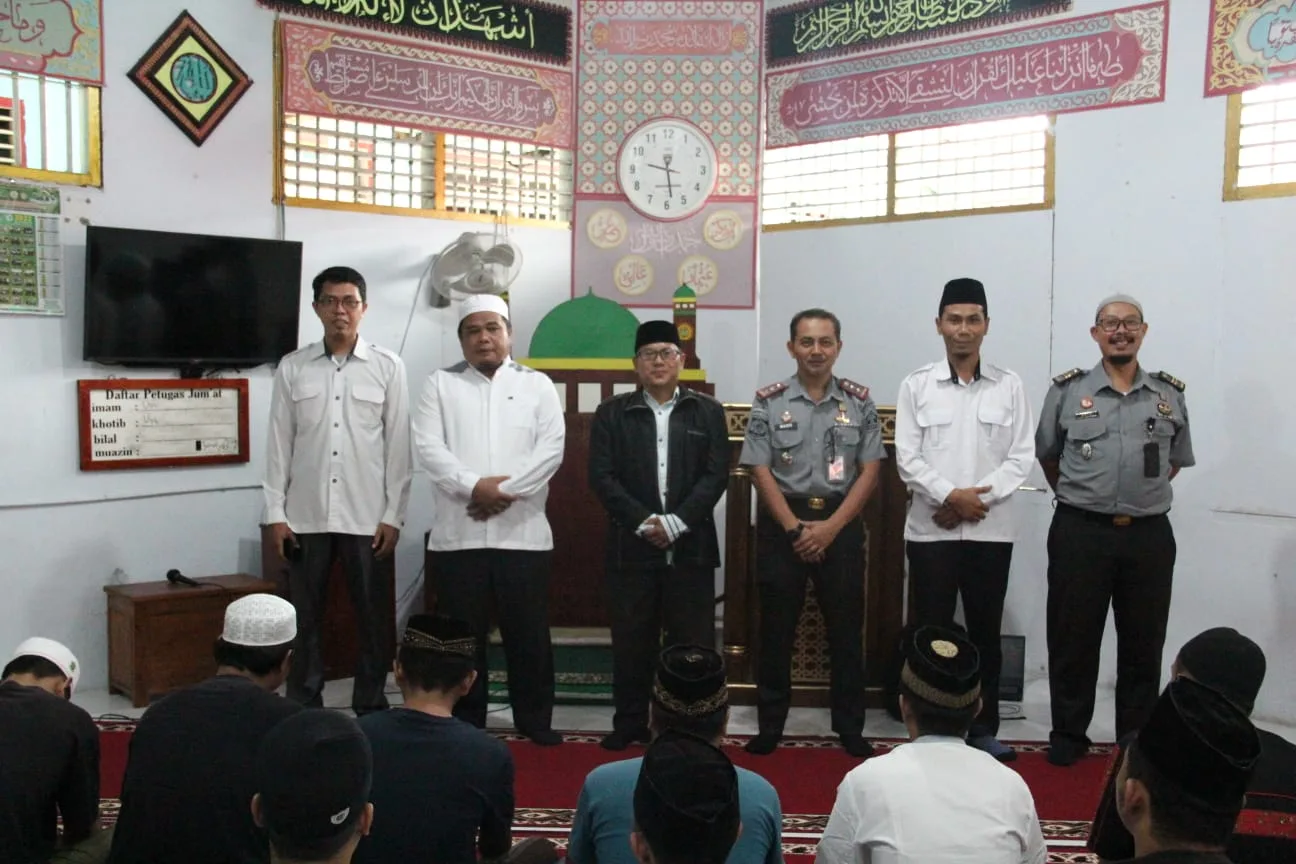 Kalapas Bangko bersama dengan Ustaz dari Kementerian Agama Kabupaten Merangin saat melaksanakan pesantren kilat terhadap warga binaan. (DETAIL/ist)