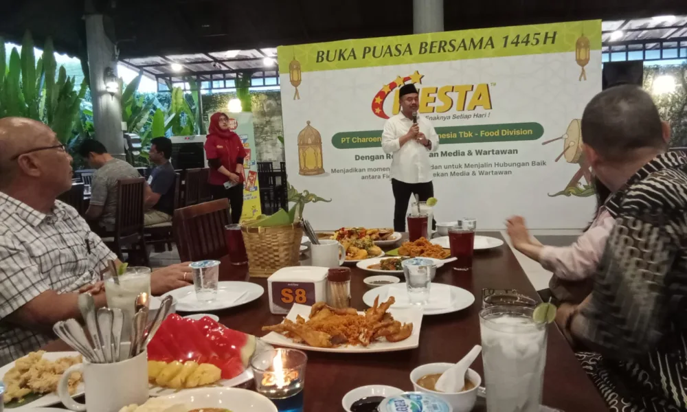 Ketua PWI Sumut, H. Farianda Sinik saat memberikan kata sambutan dalam acara buka puasa bersama yang digelar oleh Fiesta Bintang Lima di Resto Lembur Kuring, Jalan Amir Hamzah, Medan pada Senin malam, 25 Maret 2024.