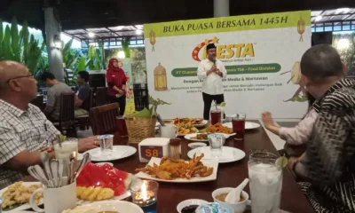Ketua PWI Sumut, H. Farianda Sinik saat memberikan kata sambutan dalam acara buka puasa bersama yang digelar oleh Fiesta Bintang Lima di Resto Lembur Kuring, Jalan Amir Hamzah, Medan pada Senin malam, 25 Maret 2024.