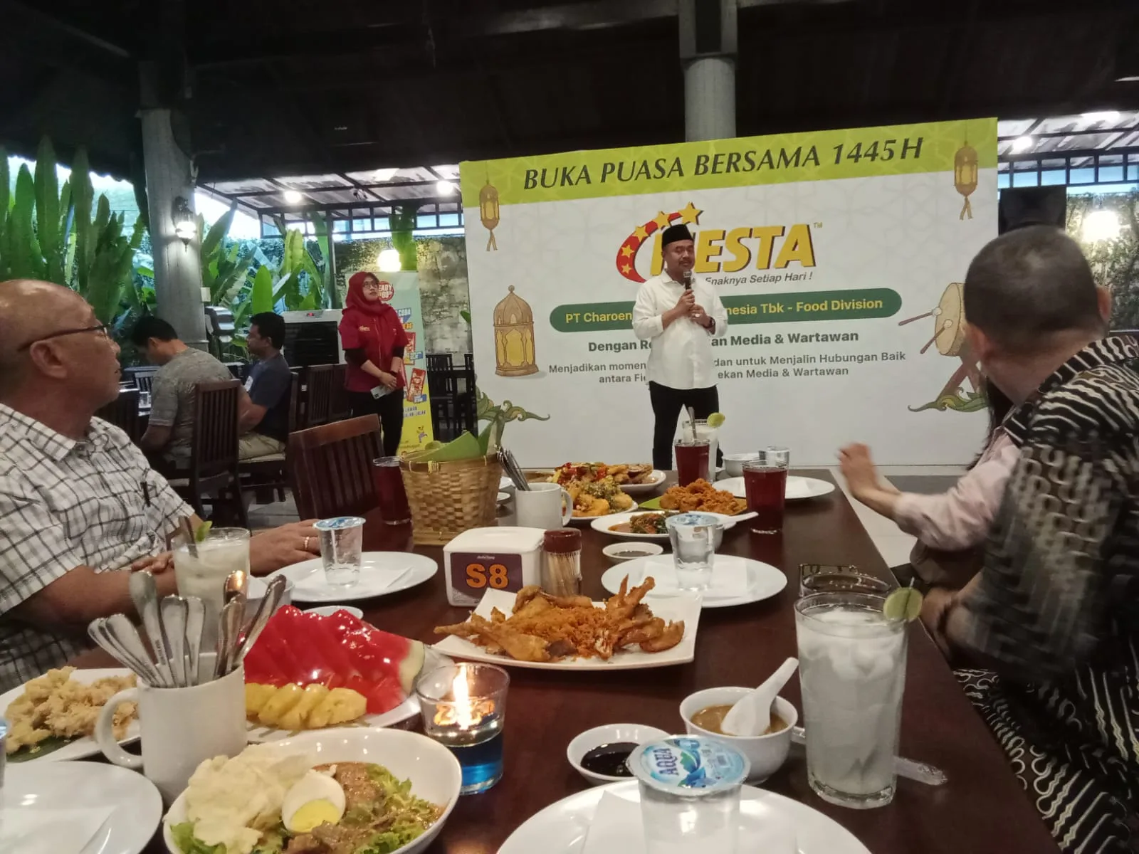 Ketua PWI Sumut, H. Farianda Sinik saat memberikan kata sambutan dalam acara buka puasa bersama yang digelar oleh Fiesta Bintang Lima di Resto Lembur Kuring, Jalan Amir Hamzah, Medan pada Senin malam, 25 Maret 2024.