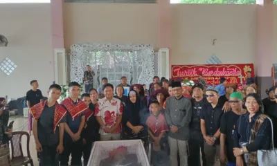Pj Gubernur Sumut, Hasanudin (batik merah putih) saat melayat almarhum Irwan Ginting, wartawan senior sekaligus anggota PWI Sumut, SMSI Sumut, Forwaka Adhiyaksa, serta Wardiksu.