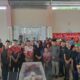 Pj Gubernur Sumut, Hasanudin (batik merah putih) saat melayat almarhum Irwan Ginting, wartawan senior sekaligus anggota PWI Sumut, SMSI Sumut, Forwaka Adhiyaksa, serta Wardiksu.