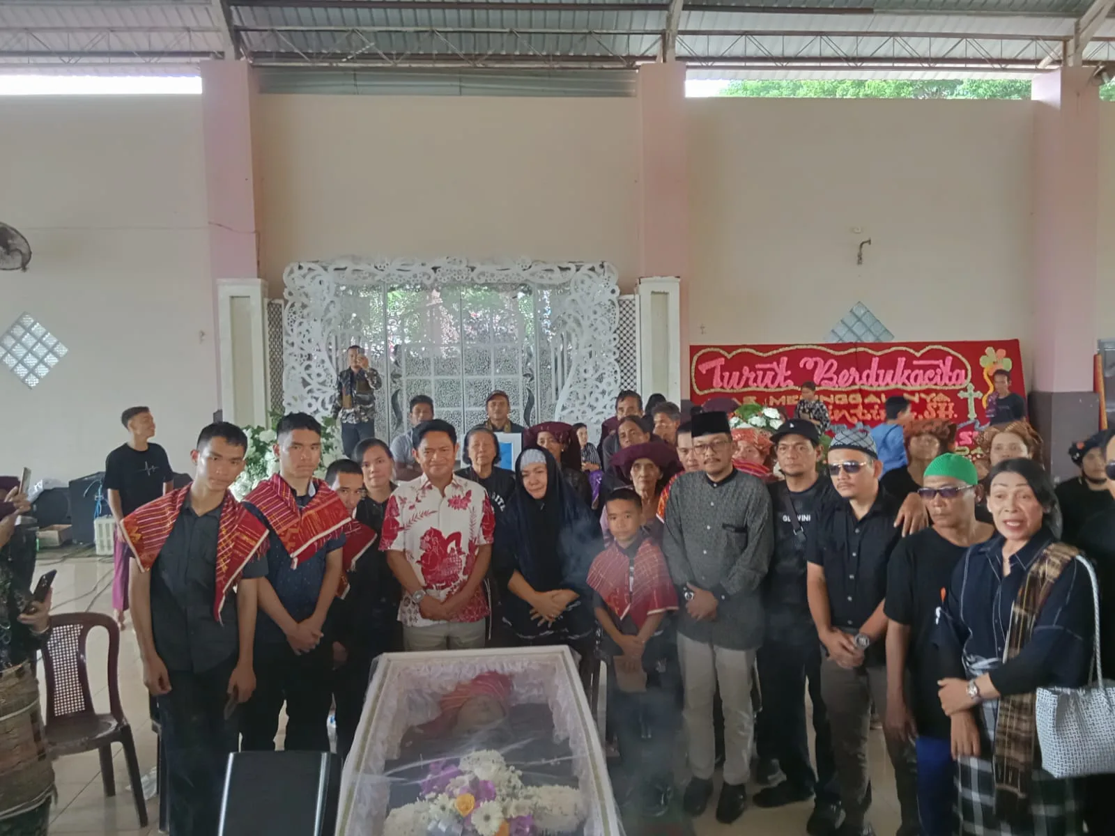 Pj Gubernur Sumut, Hasanudin (batik merah putih) saat melayat almarhum Irwan Ginting, wartawan senior sekaligus anggota PWI Sumut, SMSI Sumut, Forwaka Adhiyaksa, serta Wardiksu.