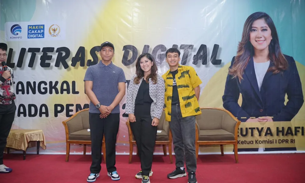 Anggota DPR RI Meutya Hafid saat berfoto bersama seusai mengikuti seminar tentang literasi digital.