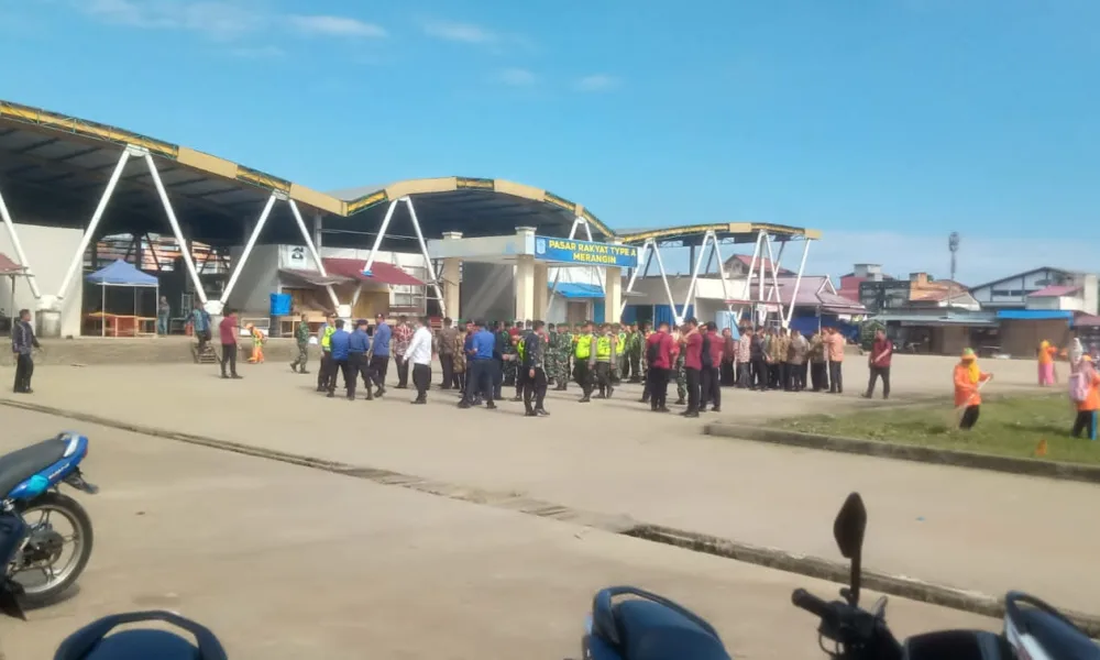 Apel pasukan jelang kunjungan Presiden Jokowi di pasar rakyat Bangko, sejumlah ruas jalan di perbaiki. (DETAIL/Daryanto)