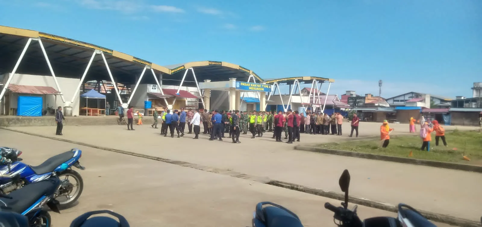 Apel pasukan jelang kunjungan Presiden Jokowi di pasar rakyat Bangko, sejumlah ruas jalan di perbaiki. (DETAIL/Daryanto)