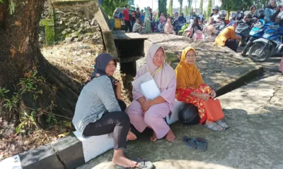 Kerumunan ibu-ibu penerima bantuan pangan yang terlihat kecewa dengan penundaan kunjungan Presiden Jokowi di Merangin. (DETAIL/Daryanto)