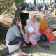 Kerumunan ibu-ibu penerima bantuan pangan yang terlihat kecewa dengan penundaan kunjungan Presiden Jokowi di Merangin. (DETAIL/Daryanto)