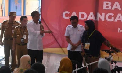 Jokowi memberikan sepeda pada Ari Utami usai mengucapkan Pancasila dengan lancar. (DETAIL/Daryanto)