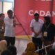 Jokowi memberikan sepeda pada Ari Utami usai mengucapkan Pancasila dengan lancar. (DETAIL/Daryanto)