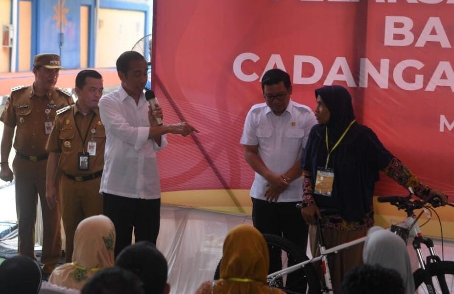 Jokowi memberikan sepeda pada Ari Utami usai mengucapkan Pancasila dengan lancar. (DETAIL/Daryanto)