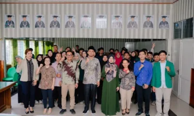 Para mahasiswa FSH UINSU berfoto bersama Kepala KPPU Kanwil I Sumbagut, Ridho Pamungkas.