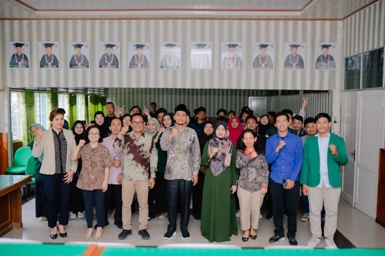 Para mahasiswa FSH UINSU berfoto bersama Kepala KPPU Kanwil I Sumbagut, Ridho Pamungkas.