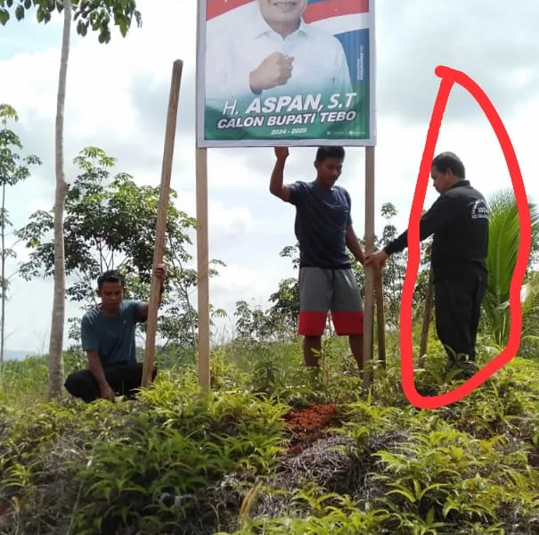 Yang dilingkari diduga salah satu oknum Kades Desa Bukit Pemuatan, Kecamatan Serai Serumpun.