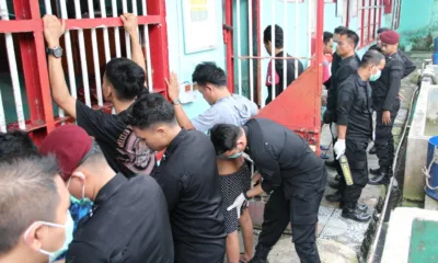 Petugas gabungan saat menggeledah para napi di depan blok kamar Lapas Bangko. (DETAIL/ist)