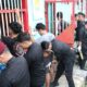 Petugas gabungan saat menggeledah para napi di depan blok kamar Lapas Bangko. (DETAIL/ist)