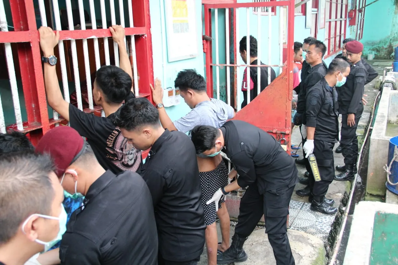 Petugas gabungan saat menggeledah para napi di depan blok kamar Lapas Bangko. (DETAIL/ist)