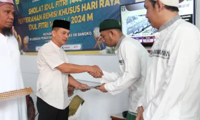 Kalapas Kelas IIB Bangko, Mudo Mulyanto saat memberikan surat remisi kepada salah satu napi Lapas Bangko.(DETAIL/ist)