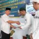 Kalapas Kelas IIB Bangko, Mudo Mulyanto saat memberikan surat remisi kepada salah satu napi Lapas Bangko.(DETAIL/ist)