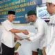 Kalapas Kelas IIB Bangko, Mudo Mulyanto saat memberikan surat remisi kepada salah satu napi Lapas Bangko.(DETAIL/ist)